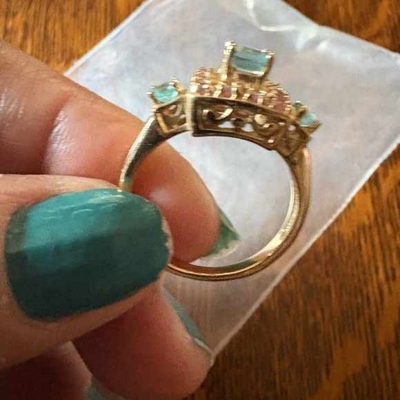 Elegant Gold and Pink Gemstone Ring - Picture 2 of 3